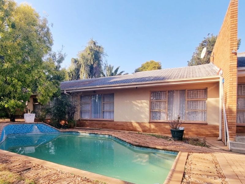 This classic 3-bedroom home with a swimming pool and double garage offers timeless charm and endless potential in a prime, well-established neighbourhood. - Photo 3