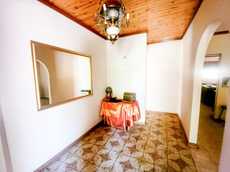 This classic 3-bedroom home with a swimming pool and double garage offers timeless charm and endless potential in a prime, well-established neighbourhood. - Photo 9