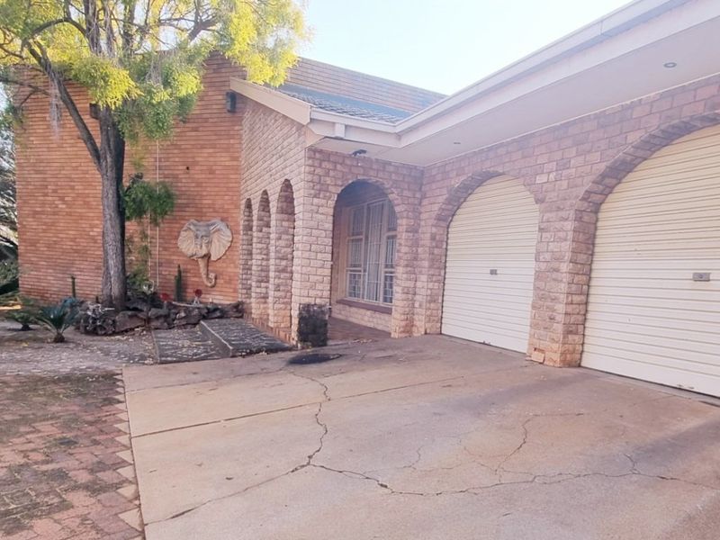 This classic 3-bedroom home with a swimming pool and double garage offers timeless charm and endless potential in a prime, well-established neighbourhood. - Photo 7