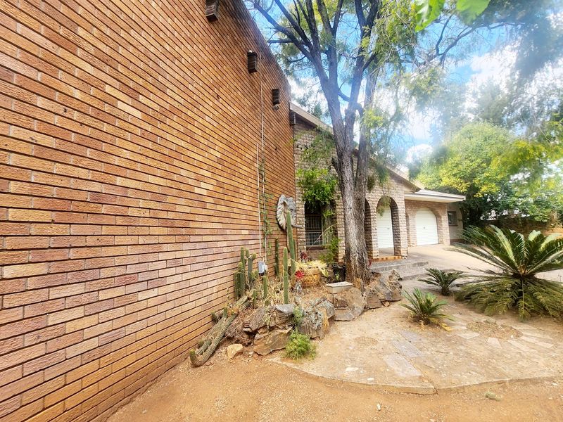 This classic 3-bedroom home with a swimming pool and double garage offers timeless charm and endless potential in a prime, well-established neighbourhood. - Photo 6