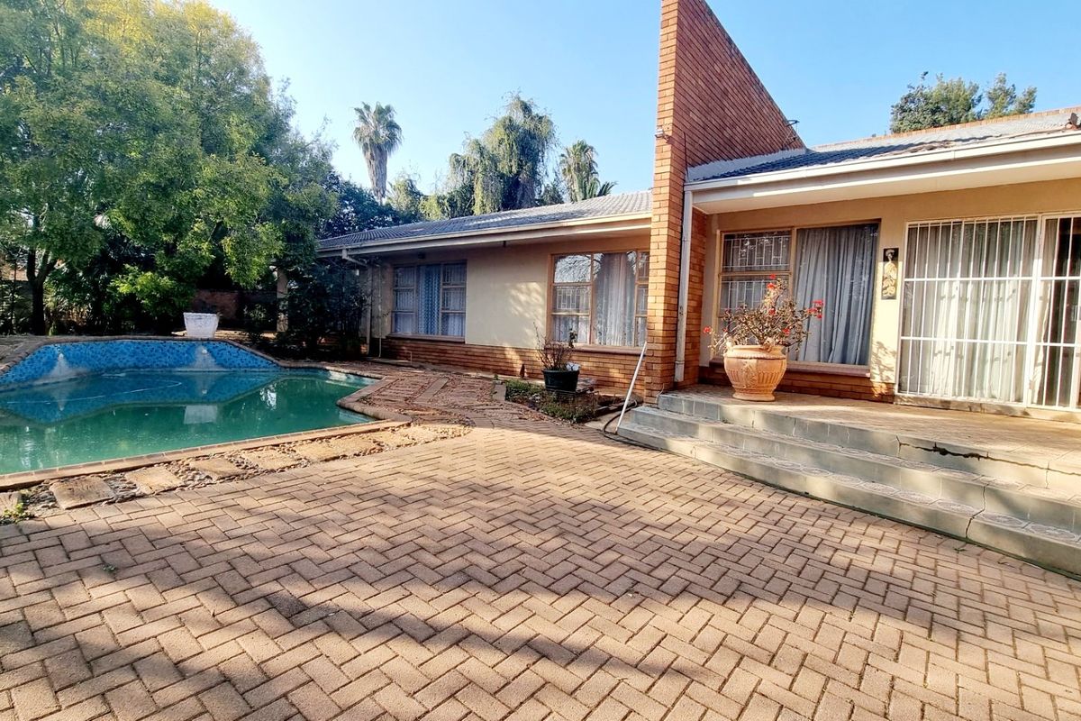 This classic 3-bedroom home with a swimming pool and double garage offers timeless charm and endless potential in a prime, well-established neighbourhood. - Photo 2