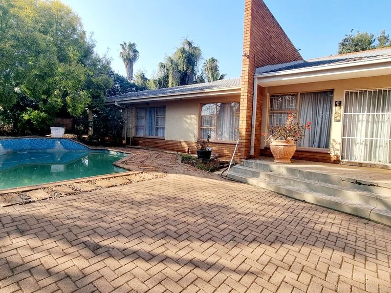 This classic 3-bedroom home with a swimming pool and double garage offers timeless charm and endless potential in a prime, well-established neighbourhood. - Photo 2