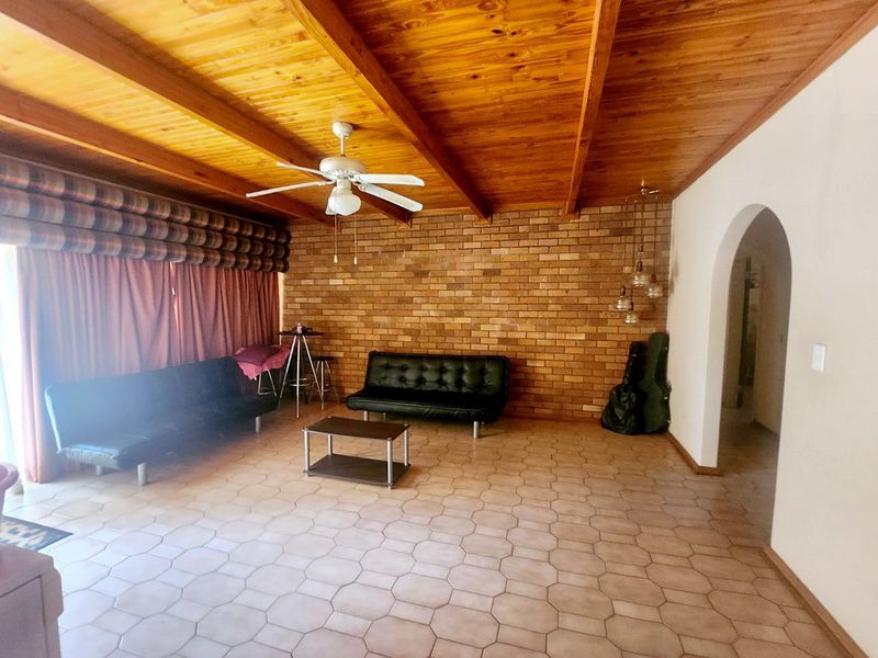 This classic 3-bedroom home with a swimming pool and double garage offers timeless charm and endless potential in a prime, well-established neighbourhood. - Photo 8