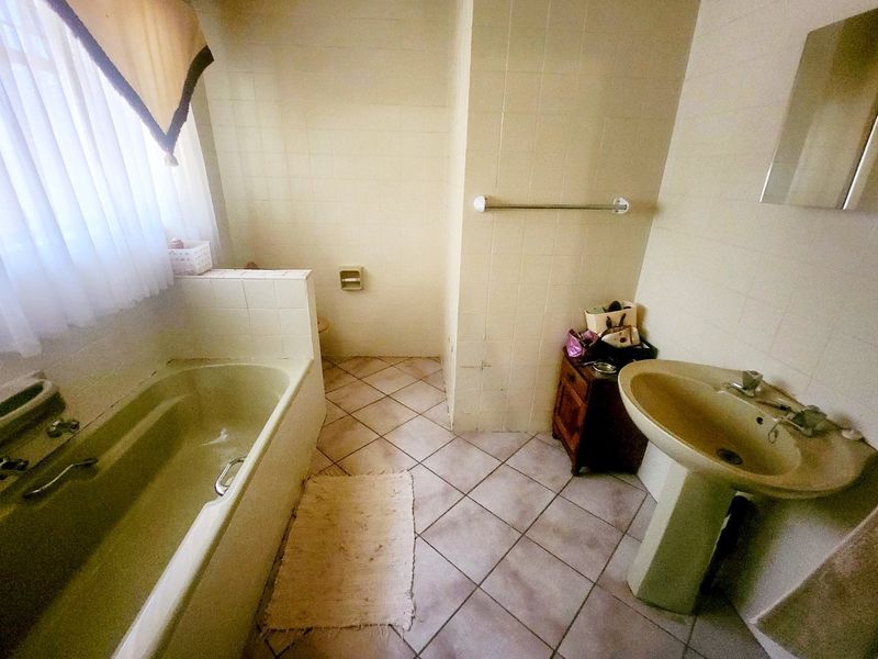 This classic 3-bedroom home with a swimming pool and double garage offers timeless charm and endless potential in a prime, well-established neighbourhood. - Photo 10