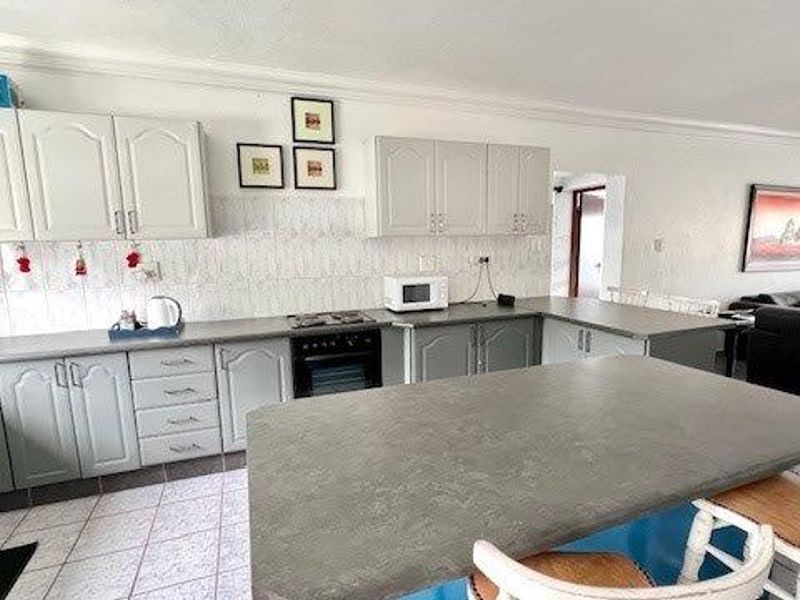 Neat As A Pin 2 Bedroom Unit - Photo 4