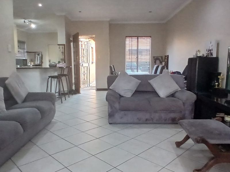 2 Bed House in Monavoni for Sale - Photo 5