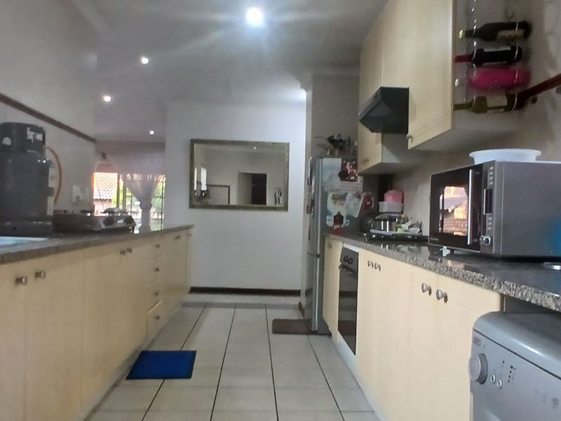 2 Bed House in Monavoni for Sale - Photo 3