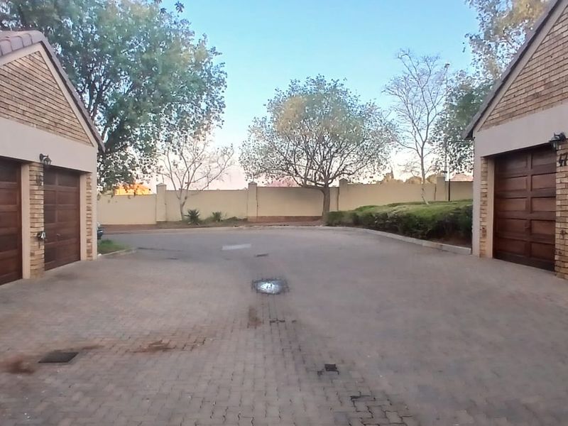 2 Bed House in Monavoni for Sale - Photo 2