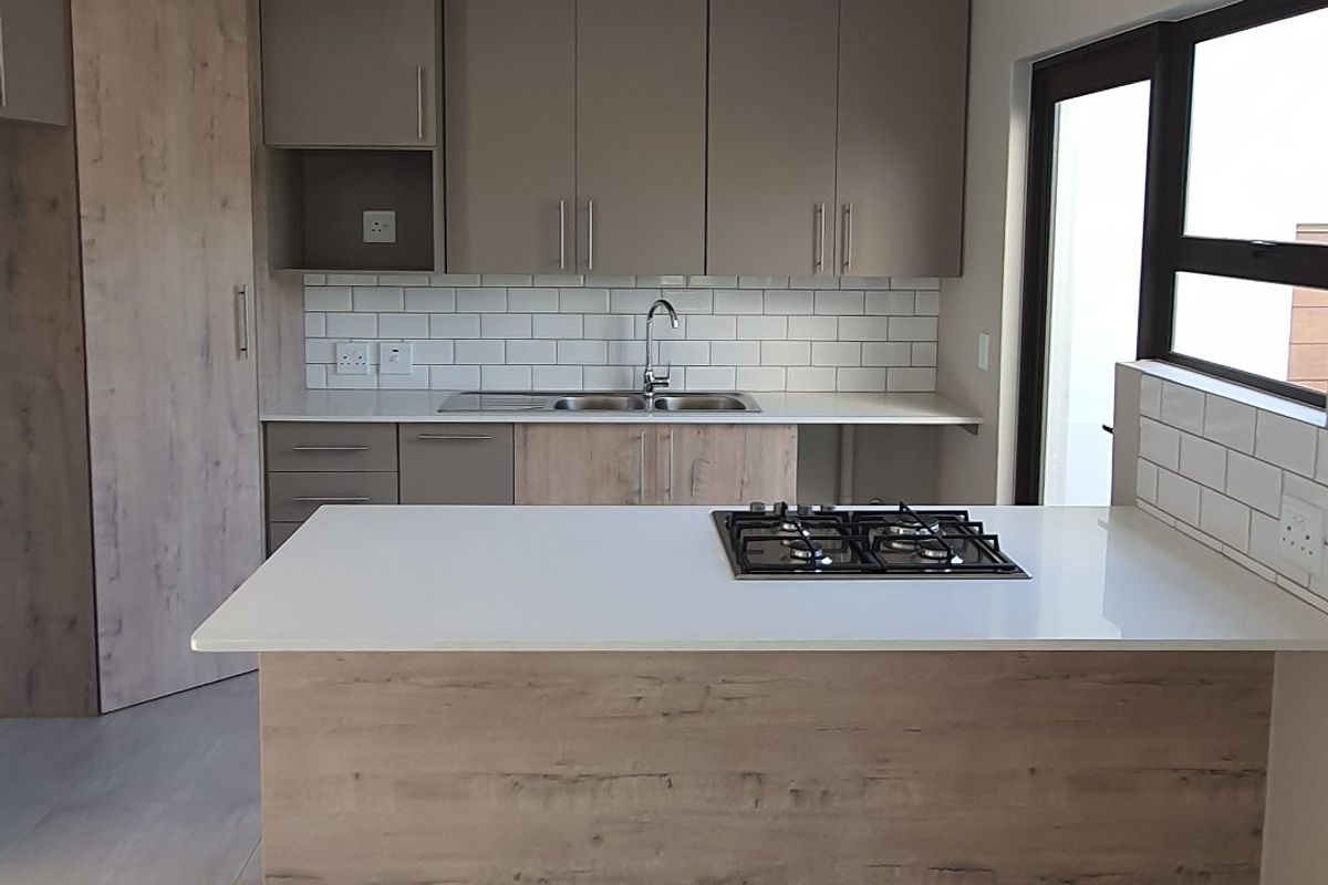 Luxurious Hartbeespoort Family Home in La Camargue - Photo 2