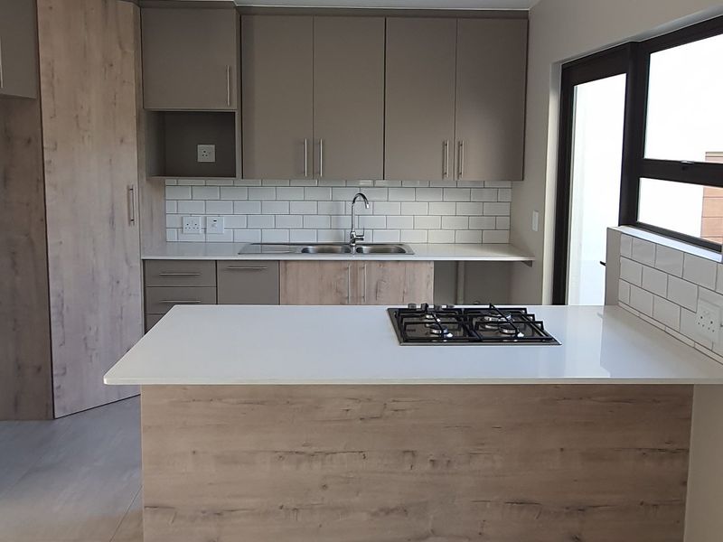 Luxurious Hartbeespoort Family Home in La Camargue - Photo 2