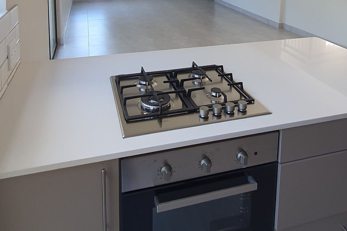 Luxurious Hartbeespoort Family Home in La Camargue - Photo 4