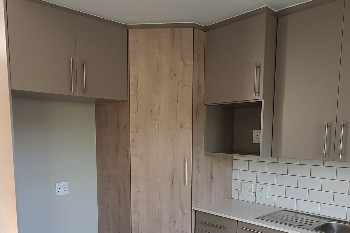 Luxurious Hartbeespoort Family Home in La Camargue - Photo 3