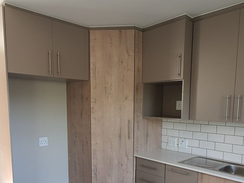 Luxurious Hartbeespoort Family Home in La Camargue - Photo 3