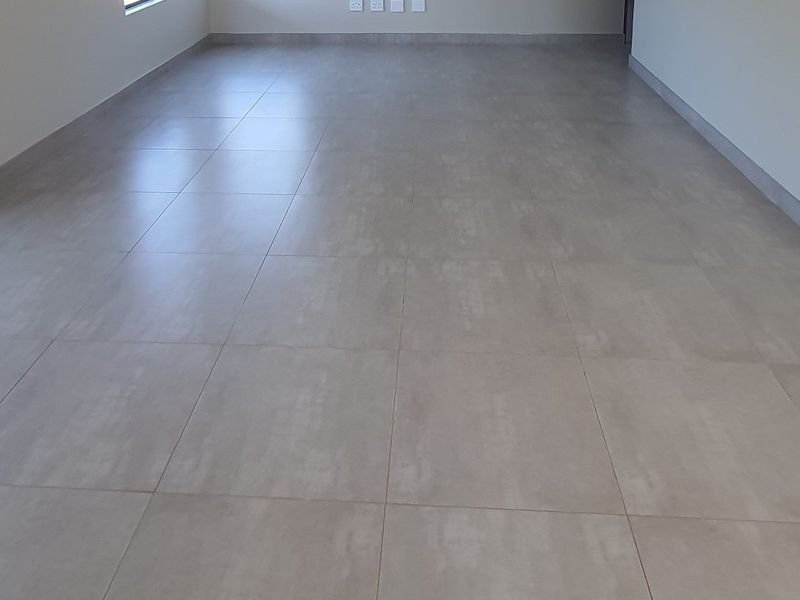 Luxurious Hartbeespoort Family Home in La Camargue - Photo 5