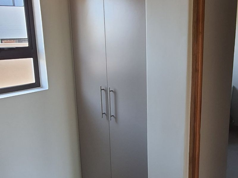 Luxurious Hartbeespoort Family Home in La Camargue - Photo 9