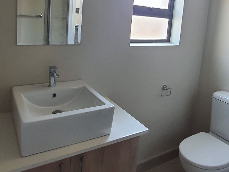 Luxurious Hartbeespoort Family Home in La Camargue - Photo 8