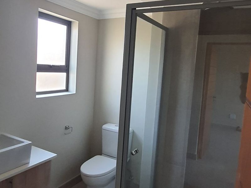 Luxurious Hartbeespoort Family Home in La Camargue - Photo 7