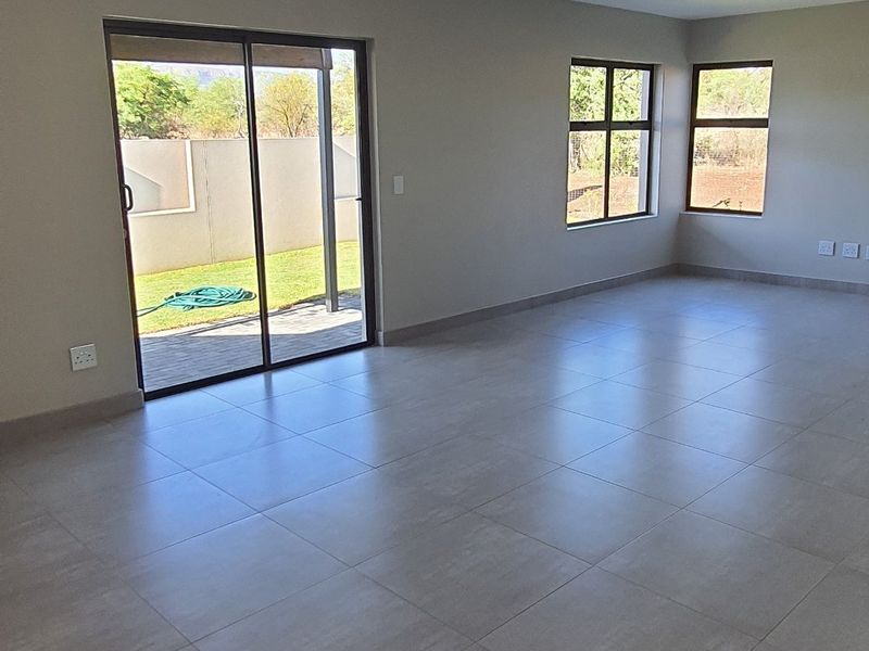 Luxurious Hartbeespoort Family Home in La Camargue - Photo 6