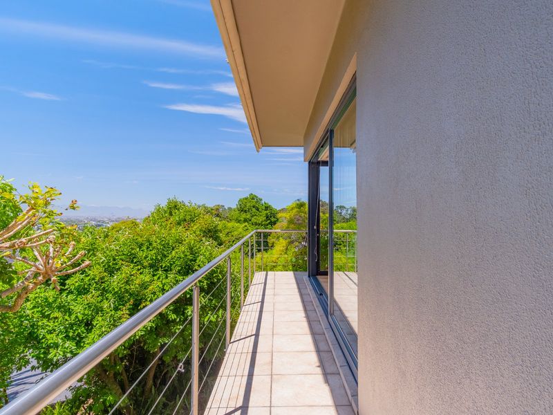 Elegant Living With Unrivalled Views  - Photo 8