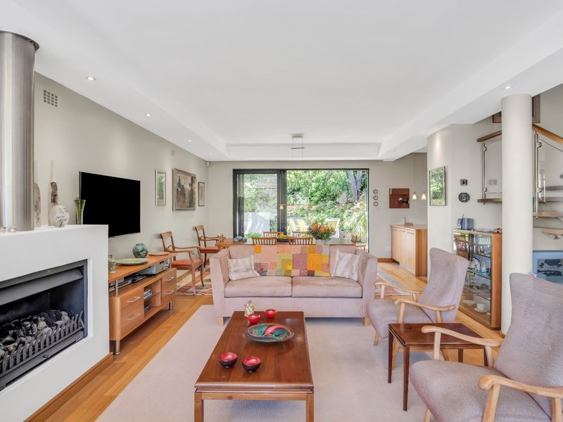 Elegant Living With Unrivalled Views  - Photo 4