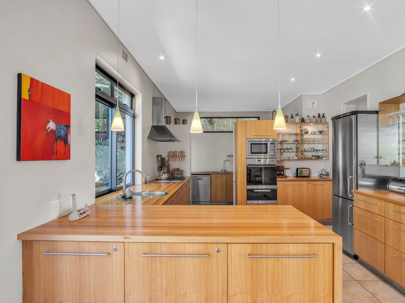 Elegant Living With Unrivalled Views  - Photo 10