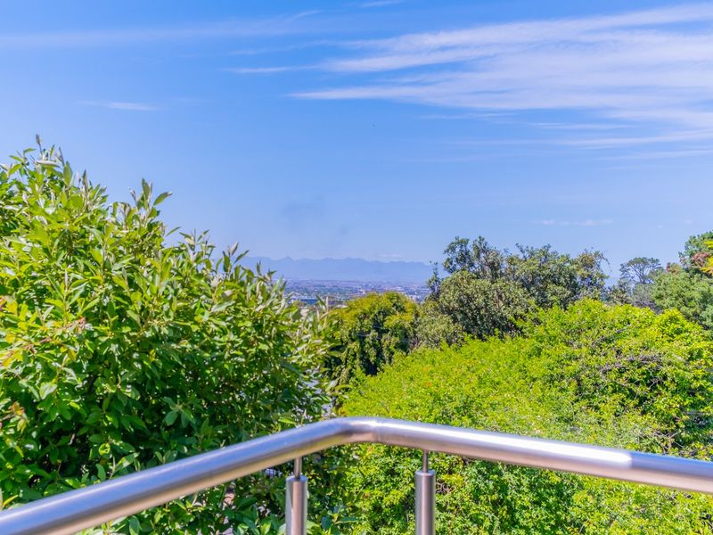 Elegant Living With Unrivalled Views  - Photo 7