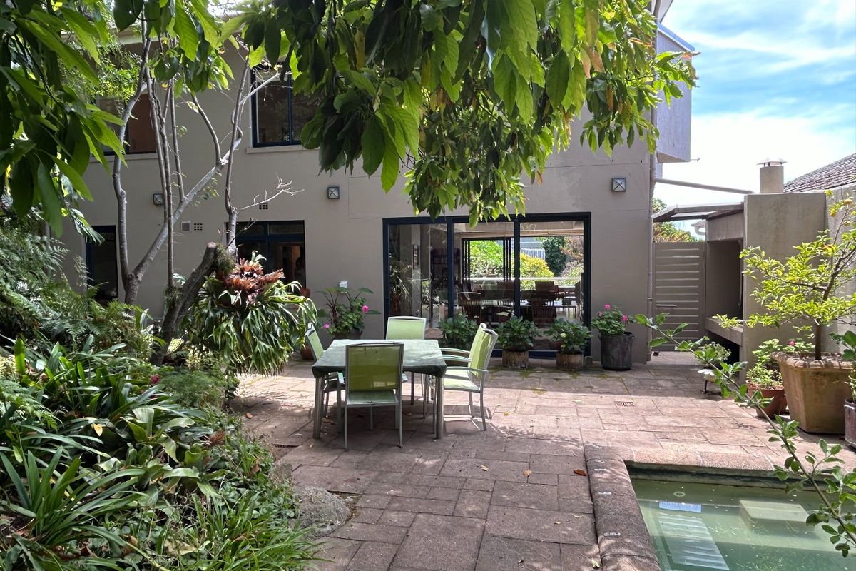 Elegant Living With Unrivalled Views  - Photo 2