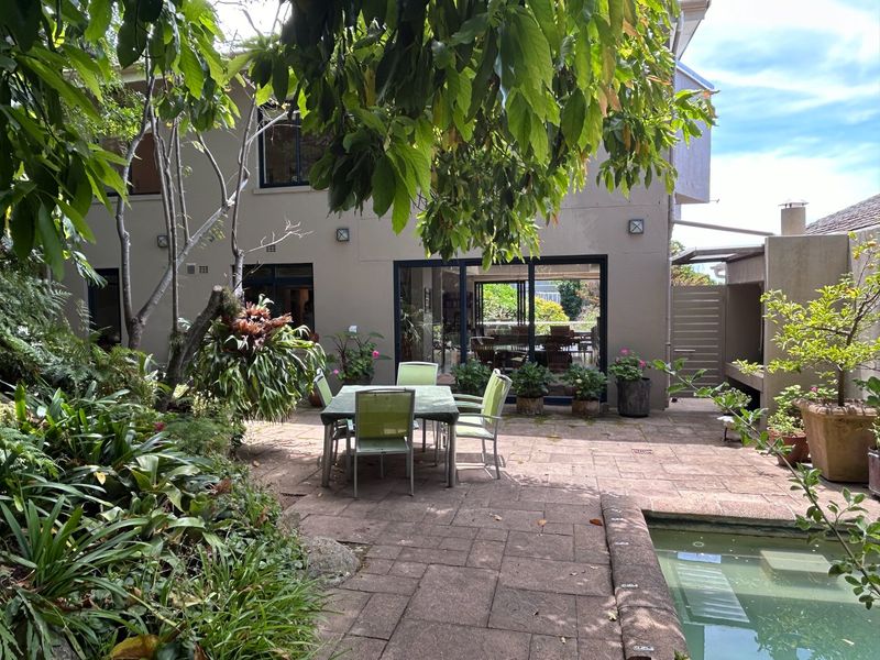 Elegant Living With Unrivalled Views  - Photo 2