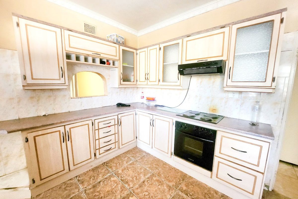 Discover the Perfect Renovation Opportunity in a Desirable Neighbourhood! - Photo 2