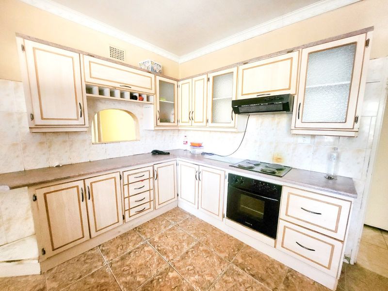 Discover the Perfect Renovation Opportunity in a Desirable Neighbourhood! - Photo 2