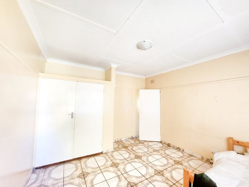 Discover the Perfect Renovation Opportunity in a Desirable Neighbourhood! - Photo 9