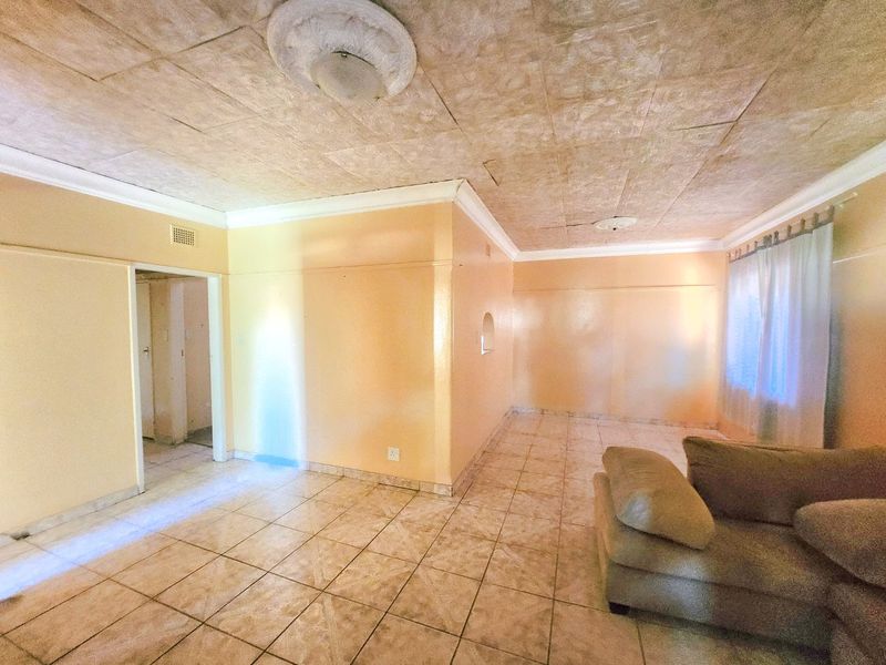 Discover the Perfect Renovation Opportunity in a Desirable Neighbourhood! - Photo 8