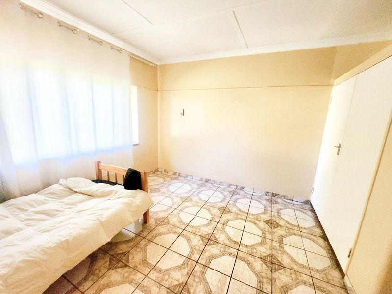 Discover the Perfect Renovation Opportunity in a Desirable Neighbourhood! - Photo 7