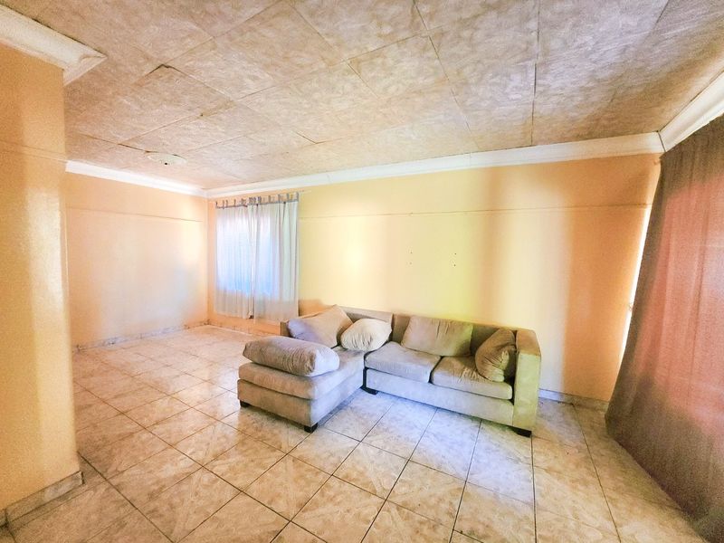 Discover the Perfect Renovation Opportunity in a Desirable Neighbourhood! - Photo 6