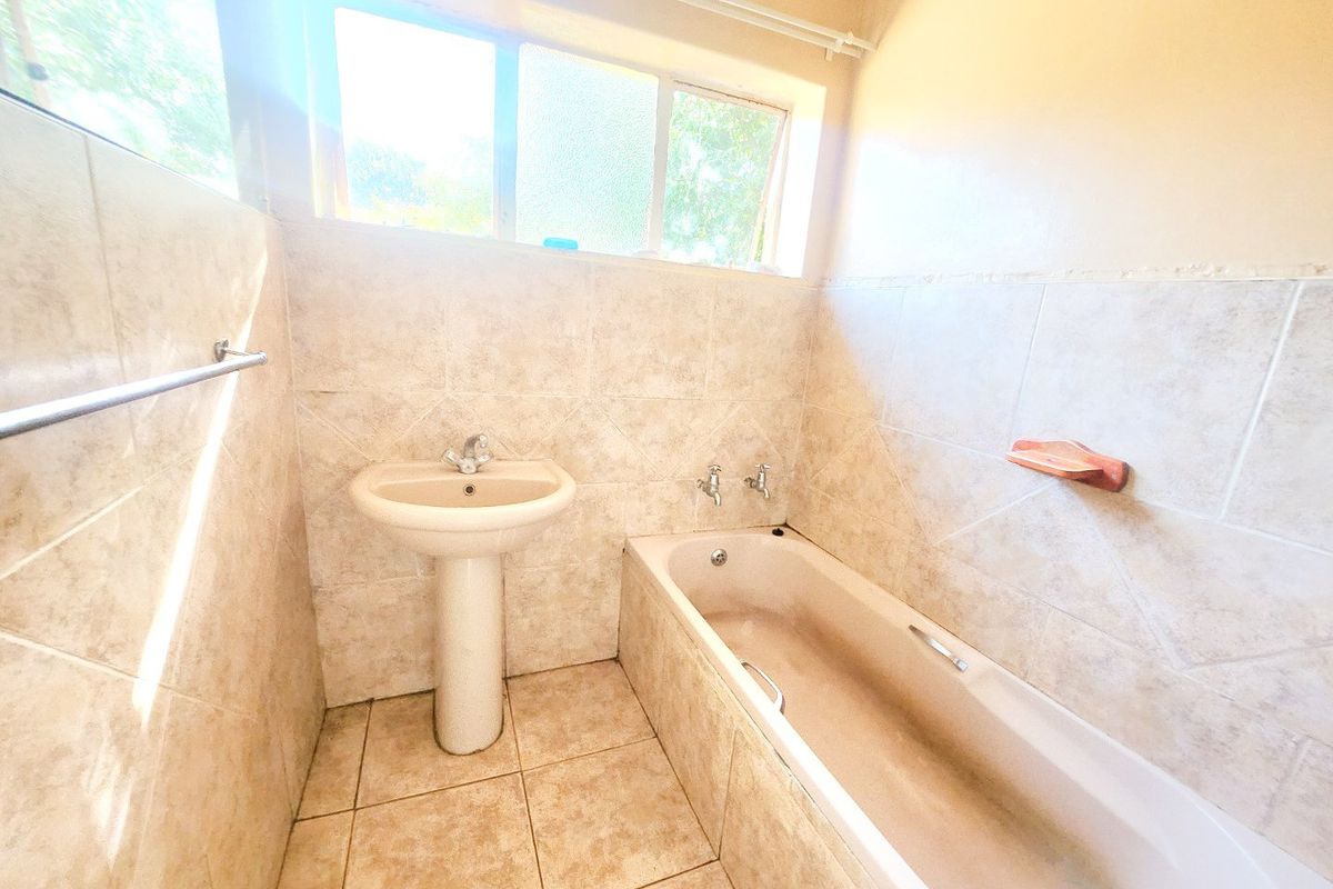 Discover the Perfect Renovation Opportunity in a Desirable Neighbourhood! - Photo 5