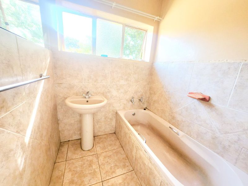 Discover the Perfect Renovation Opportunity in a Desirable Neighbourhood! - Photo 5