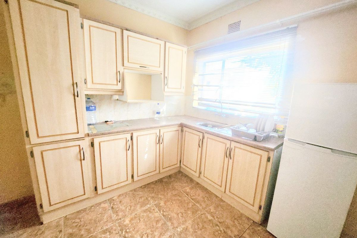 Discover the Perfect Renovation Opportunity in a Desirable Neighbourhood! - Photo 3