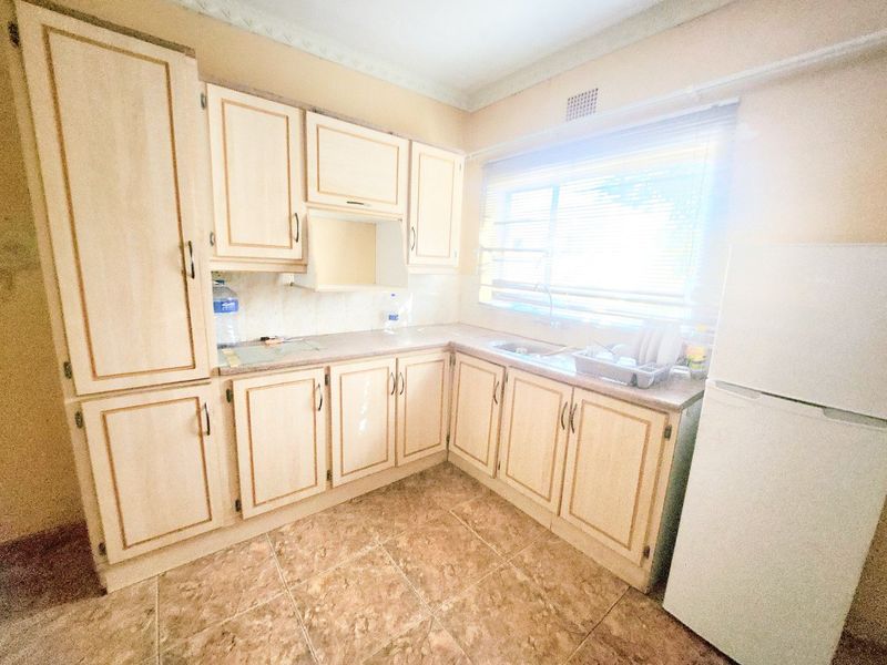 Discover the Perfect Renovation Opportunity in a Desirable Neighbourhood! - Photo 3