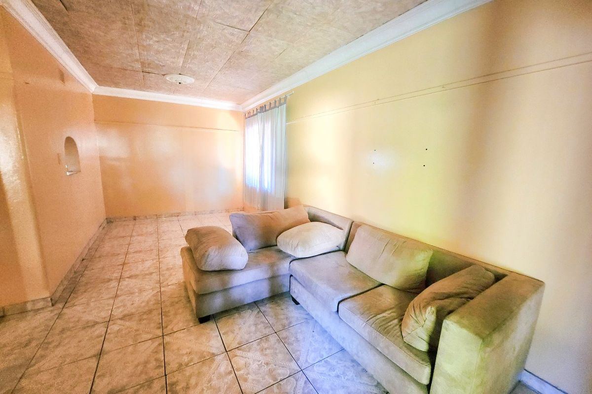 Discover the Perfect Renovation Opportunity in a Desirable Neighbourhood! - Photo 4