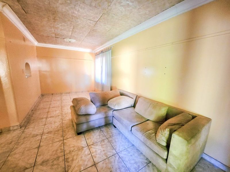 Discover the Perfect Renovation Opportunity in a Desirable Neighbourhood! - Photo 4