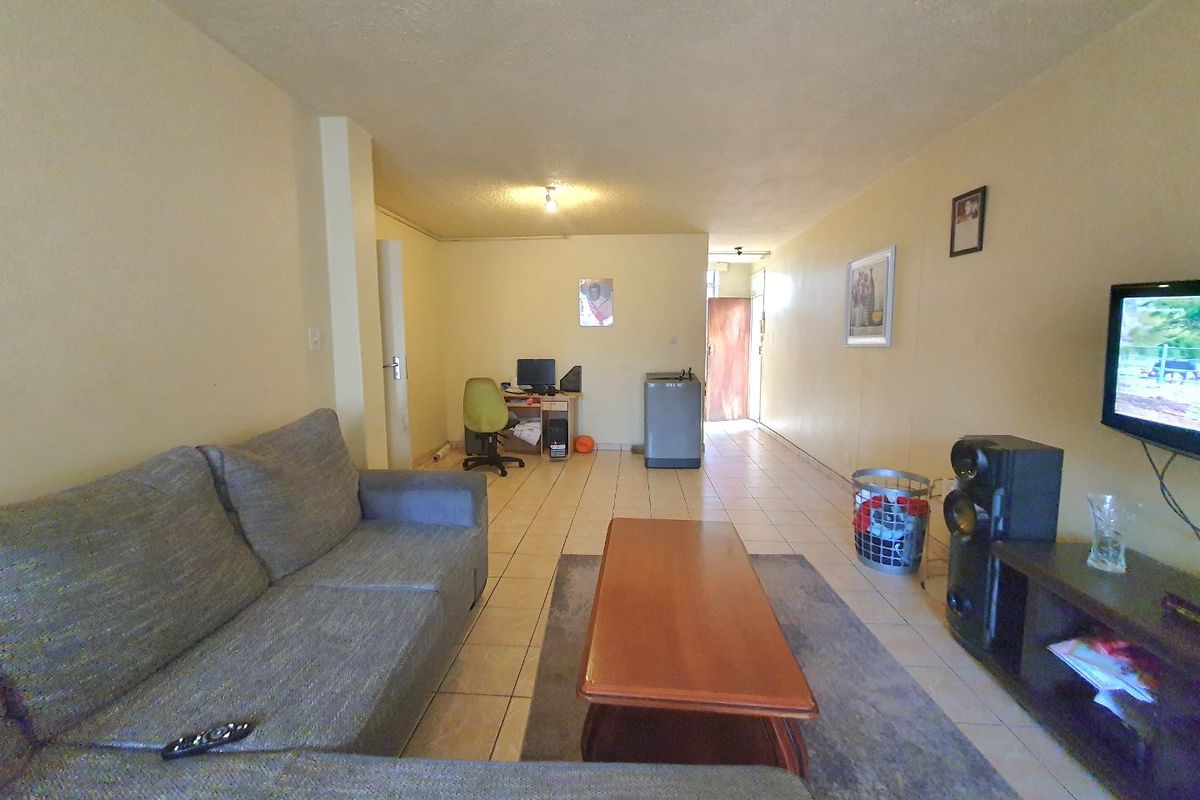 BIG FLAT FOR SALE IN MUCKLENEUK  - Photo 3