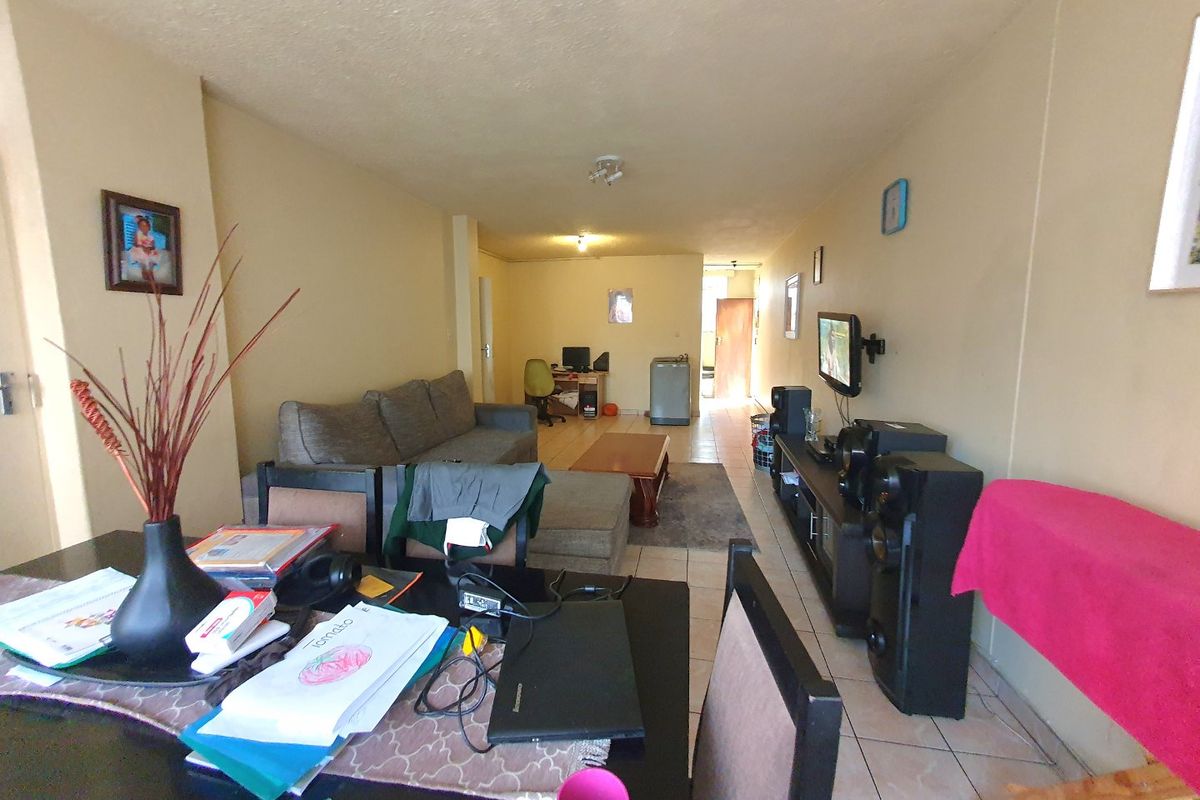 BIG FLAT FOR SALE IN MUCKLENEUK  - Photo 5