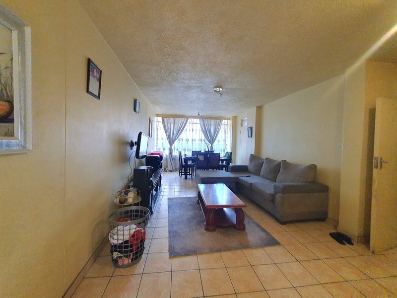 BIG FLAT FOR SALE IN MUCKLENEUK  - Photo 4