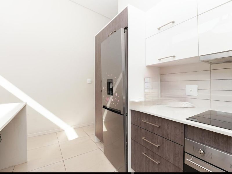 Modern, Centrally Located in Hyde Park  - Photo 5