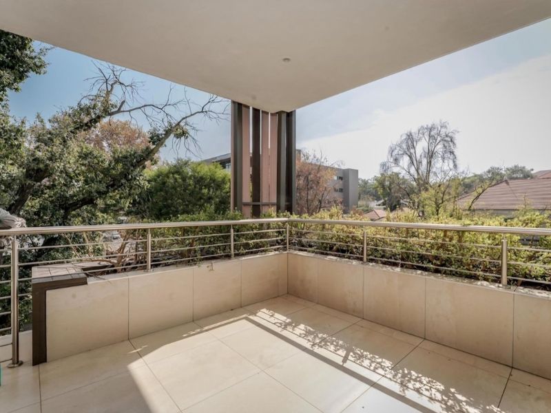 Modern, Centrally Located in Hyde Park  - Photo 3