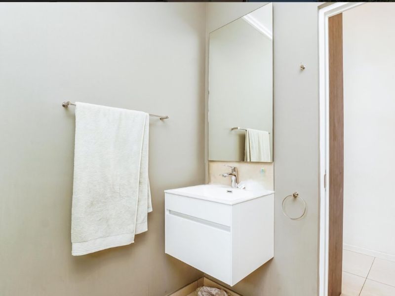 Modern, Centrally Located in Hyde Park  - Photo 10