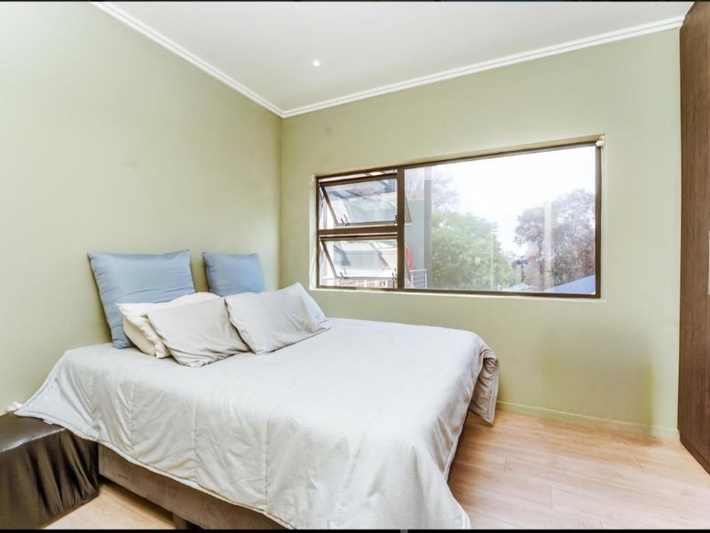 Modern, Centrally Located in Hyde Park  - Photo 9