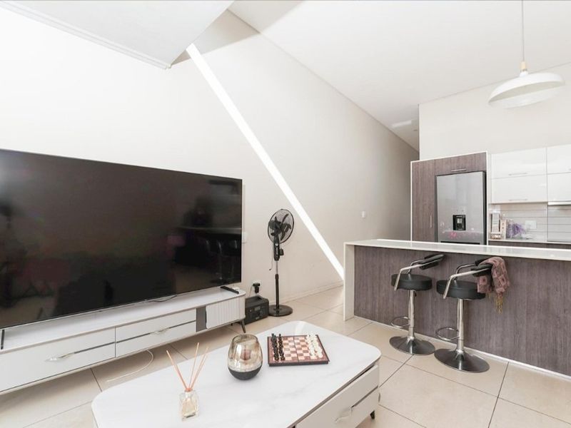 Modern, Centrally Located in Hyde Park  - Photo 8