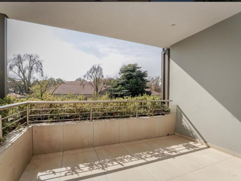 Modern, Centrally Located in Hyde Park  - Photo 4