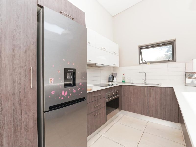 Modern, Centrally Located in Hyde Park  - Photo 7